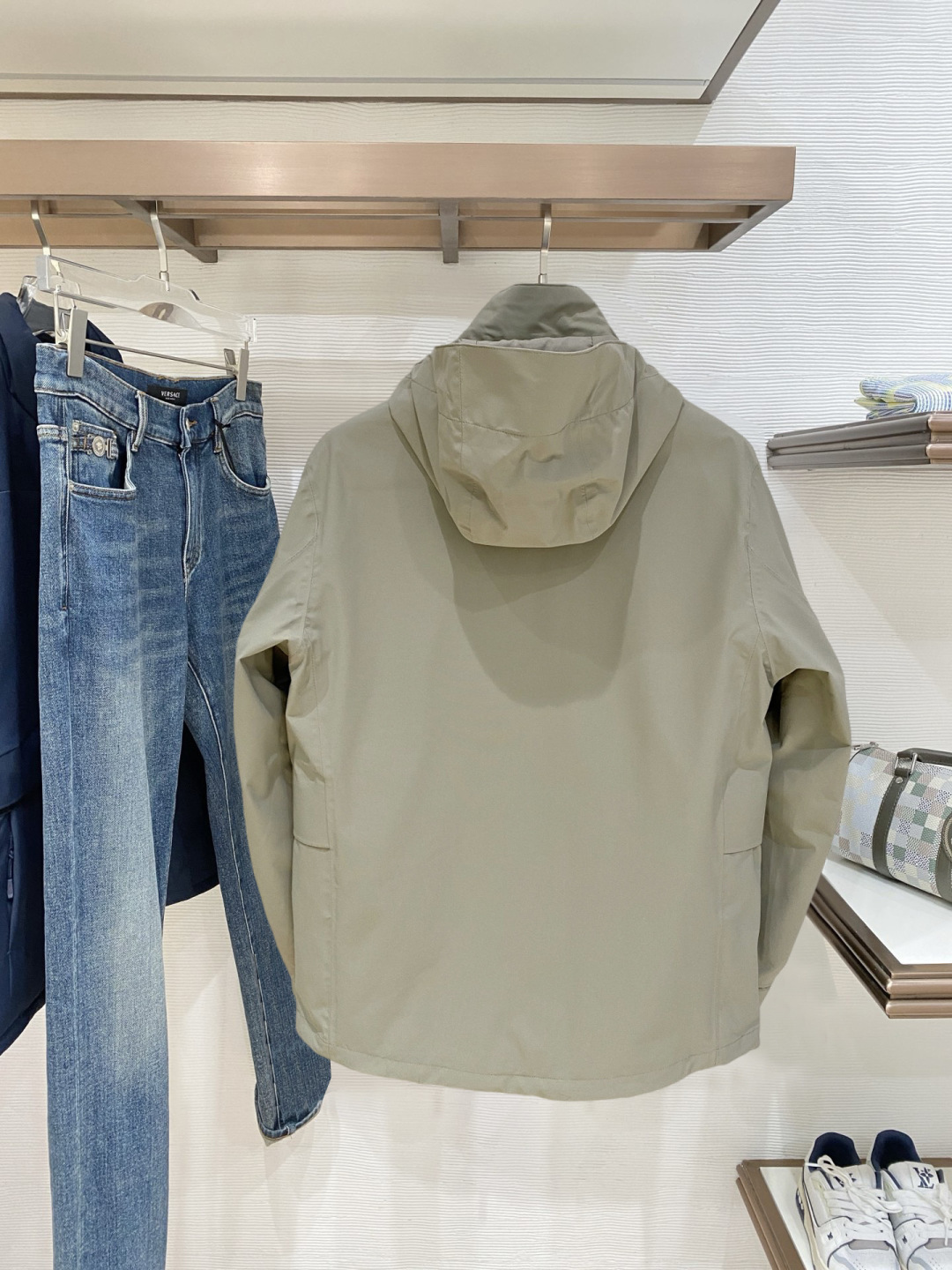 始祖鸟官网款2025 秋冬新款羽绒服。这款号称羽绒服届最高端的，全部90绒的三标齐全带着经典的Logo组