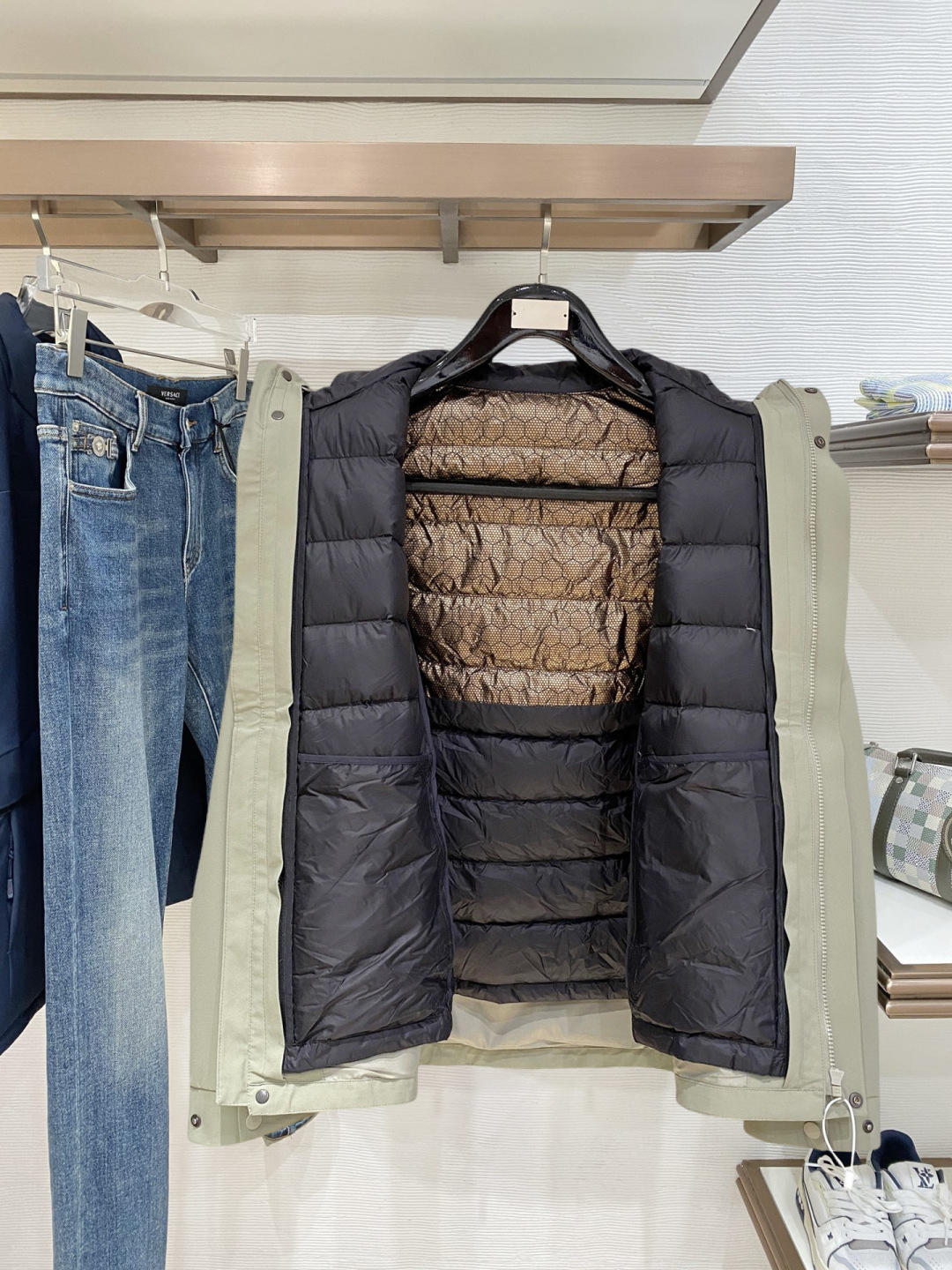 始祖鸟官网款2025 秋冬新款羽绒服。这款号称羽绒服届最高端的，全部90绒的三标齐全带着经典的Logo组