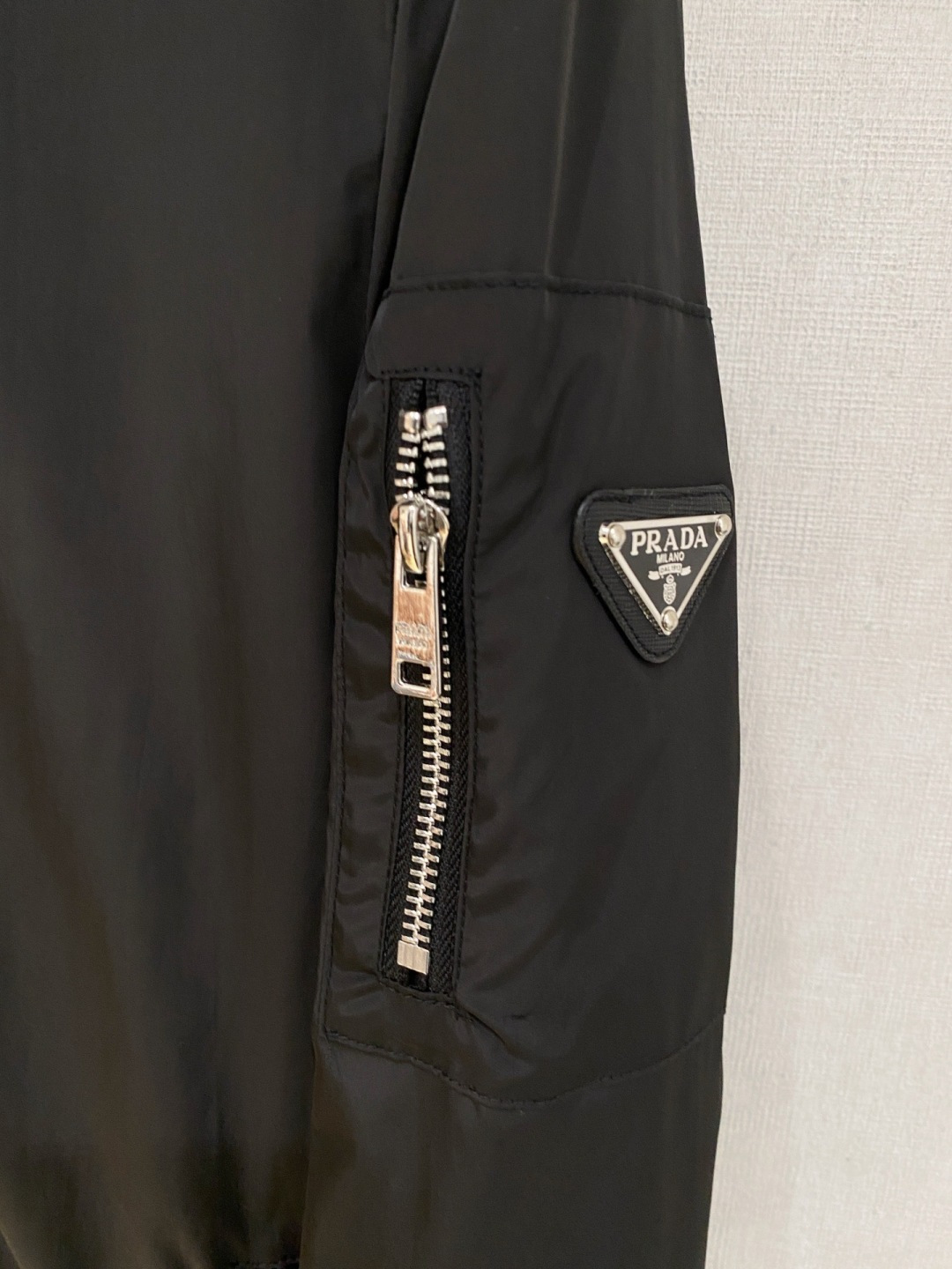 普拉达 双面 夹克2025秋冬新款爆款专柜新款休闲时尚夹克 超前卫设计风格 细腻舒适 穿着非常轻便不易起