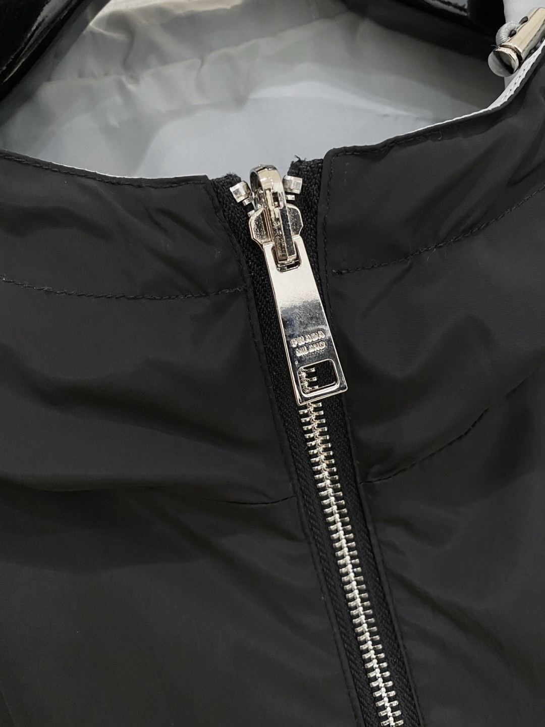 普拉达 双面 夹克2025秋冬新款爆款专柜新款休闲时尚夹克 超前卫设计风格 细腻舒适 穿着非常轻便不易起