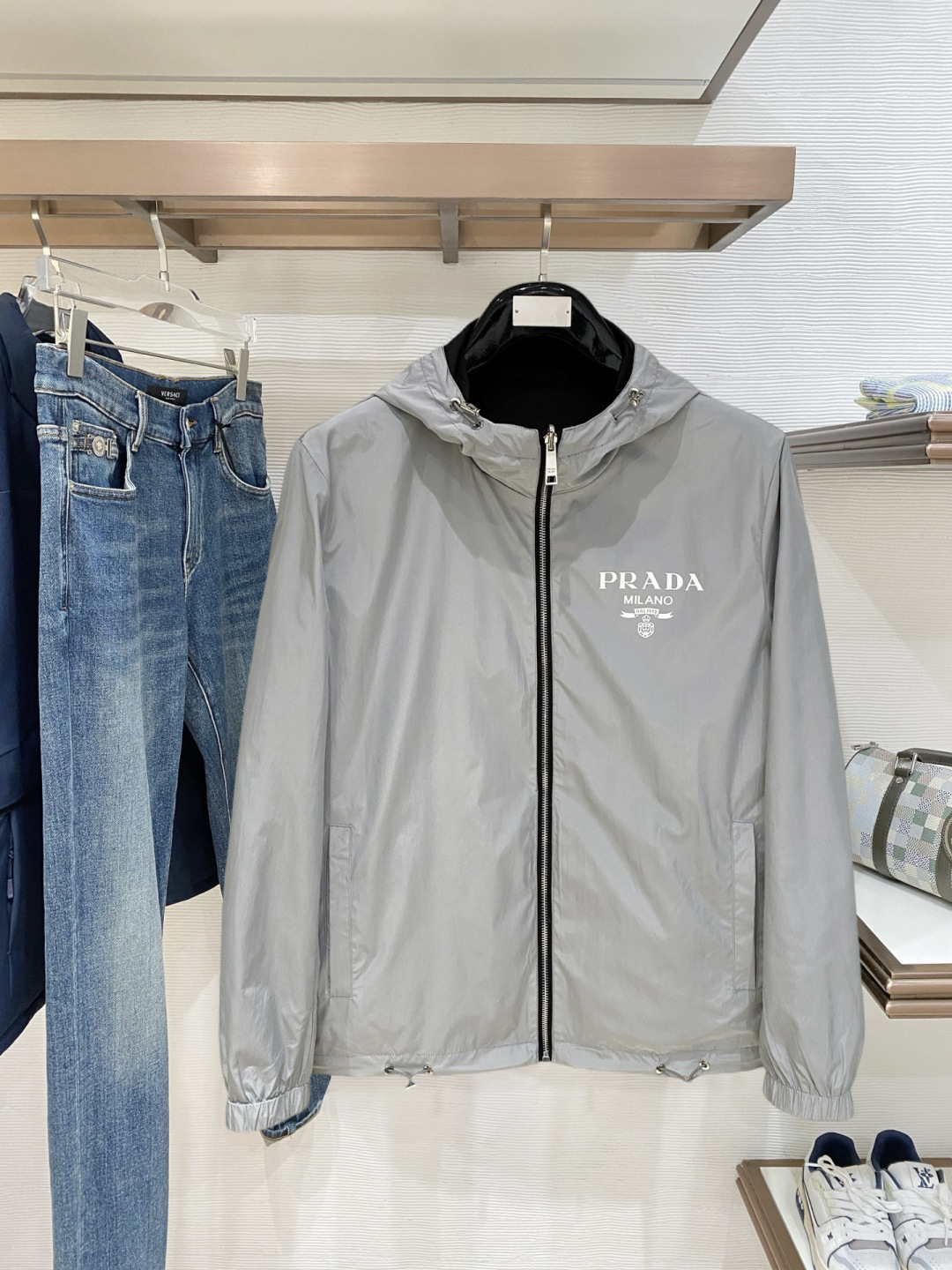 普拉达 双面 夹克2025秋冬新款爆款专柜新款休闲时尚夹克 超前卫设计风格 细腻舒适 穿着非常轻便不易起