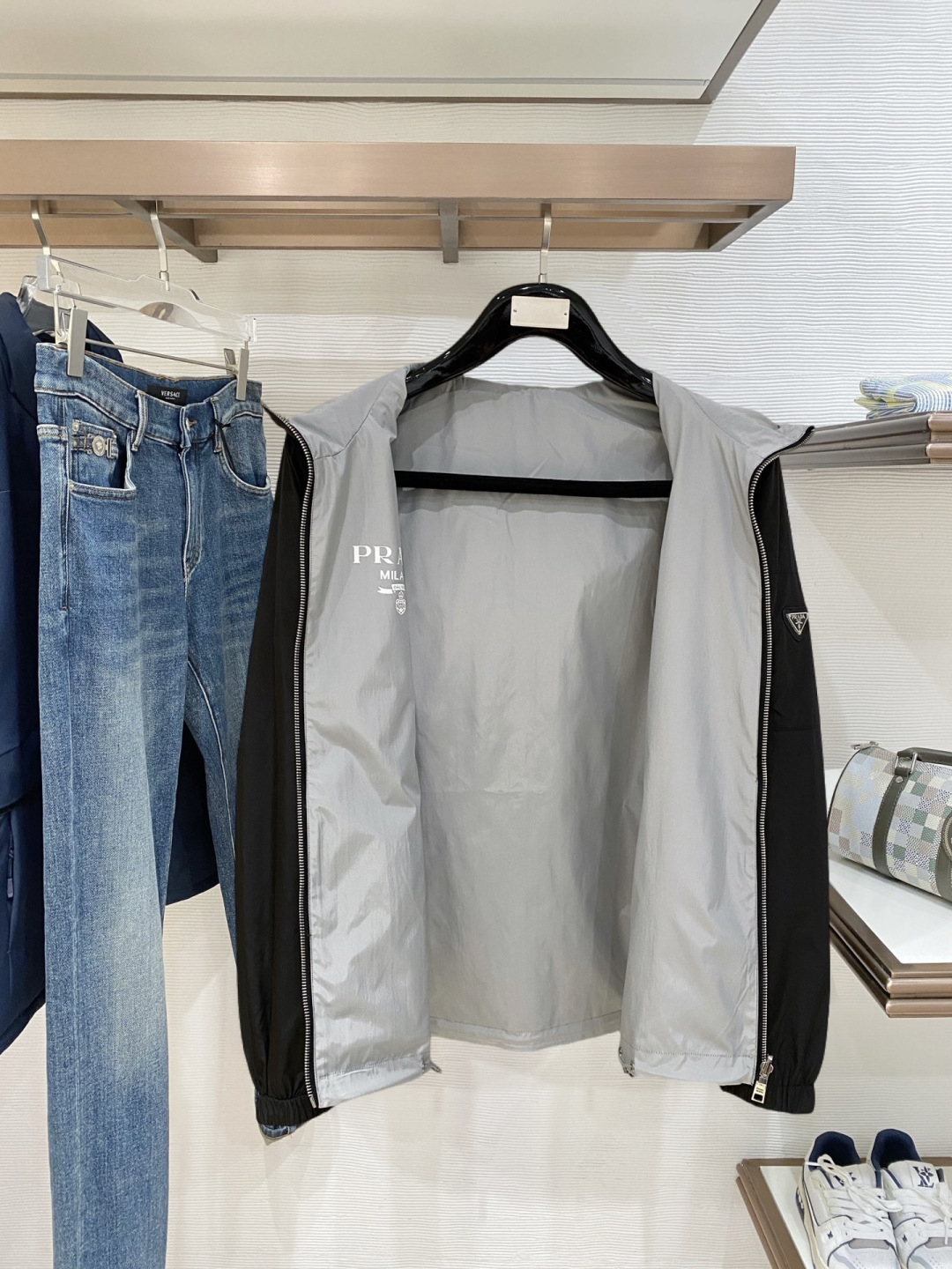 普拉达 双面 夹克2025秋冬新款爆款专柜新款休闲时尚夹克 超前卫设计风格 细腻舒适 穿着非常轻便不易起