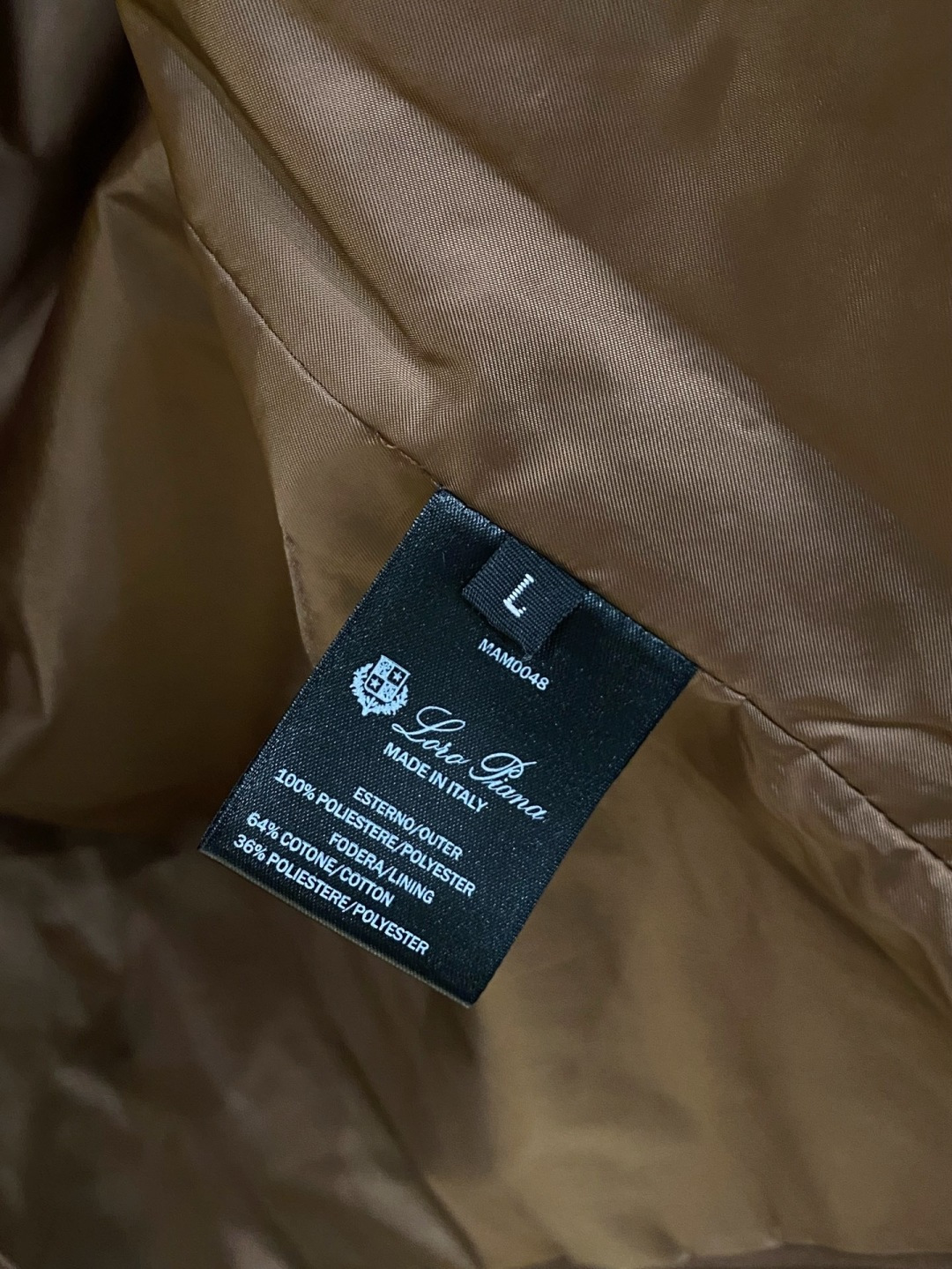 Loro Piana 马甲 2025FW秋冬新品 该款马甲外层超柔聚酯纤维防风防水，功能与时尚型兼具。1