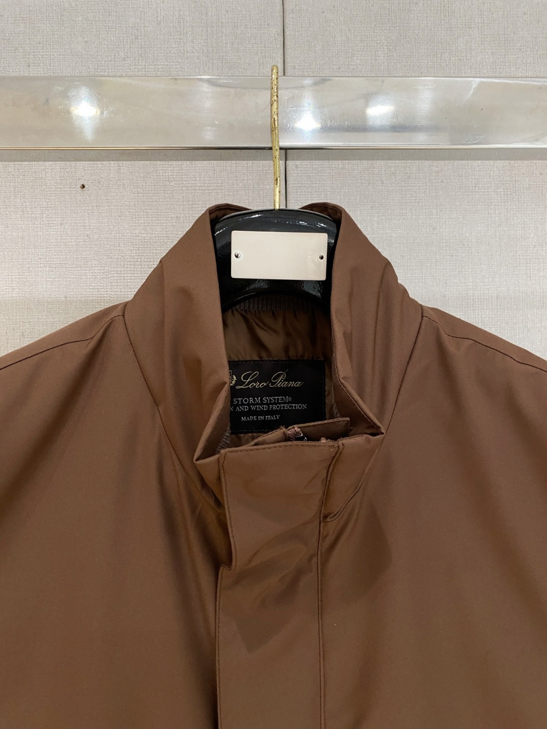 Loro Piana 马甲 2025FW秋冬新品 该款马甲外层超柔聚酯纤维防风防水，功能与时尚型兼具。1