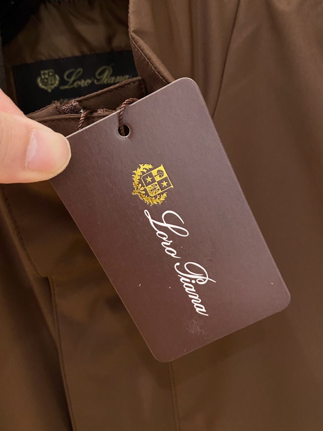 Loro Piana 马甲 2025FW秋冬新品 该款马甲外层超柔聚酯纤维防风防水，功能与时尚型兼具。1