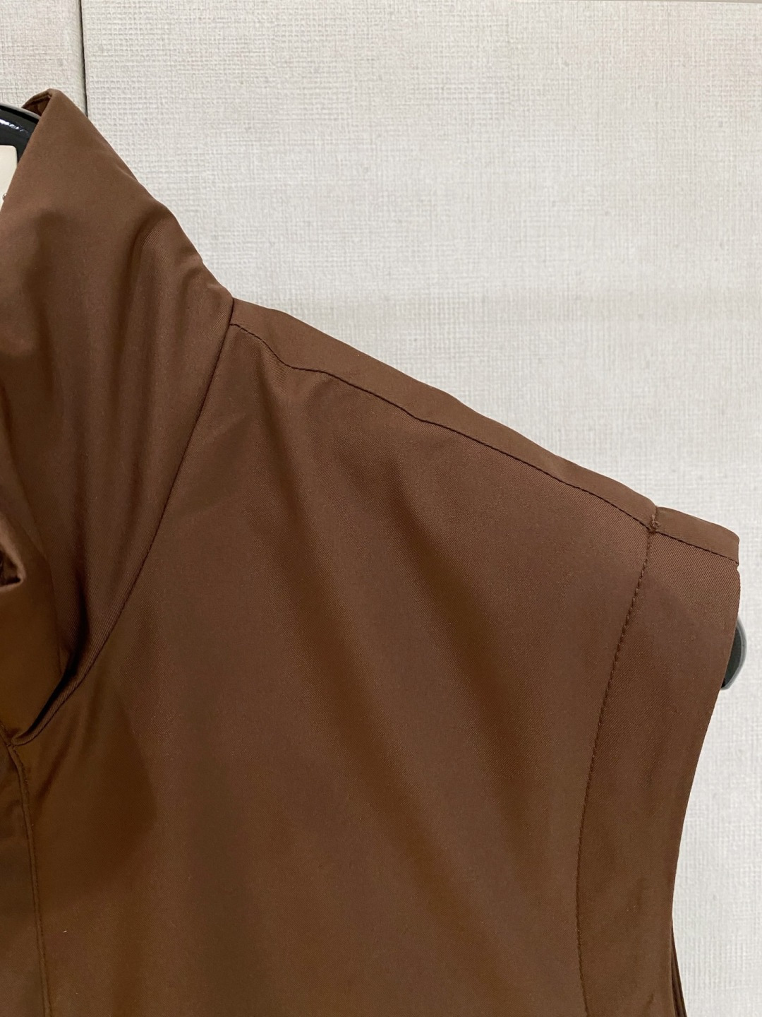 Loro Piana 马甲 2025FW秋冬新品 该款马甲外层超柔聚酯纤维防风防水，功能与时尚型兼具。1