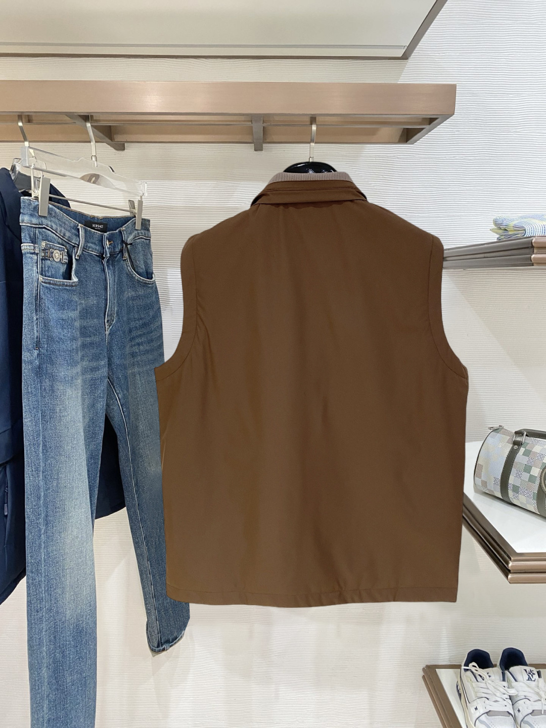 Loro Piana 马甲 2025FW秋冬新品 该款马甲外层超柔聚酯纤维防风防水，功能与时尚型兼具。1