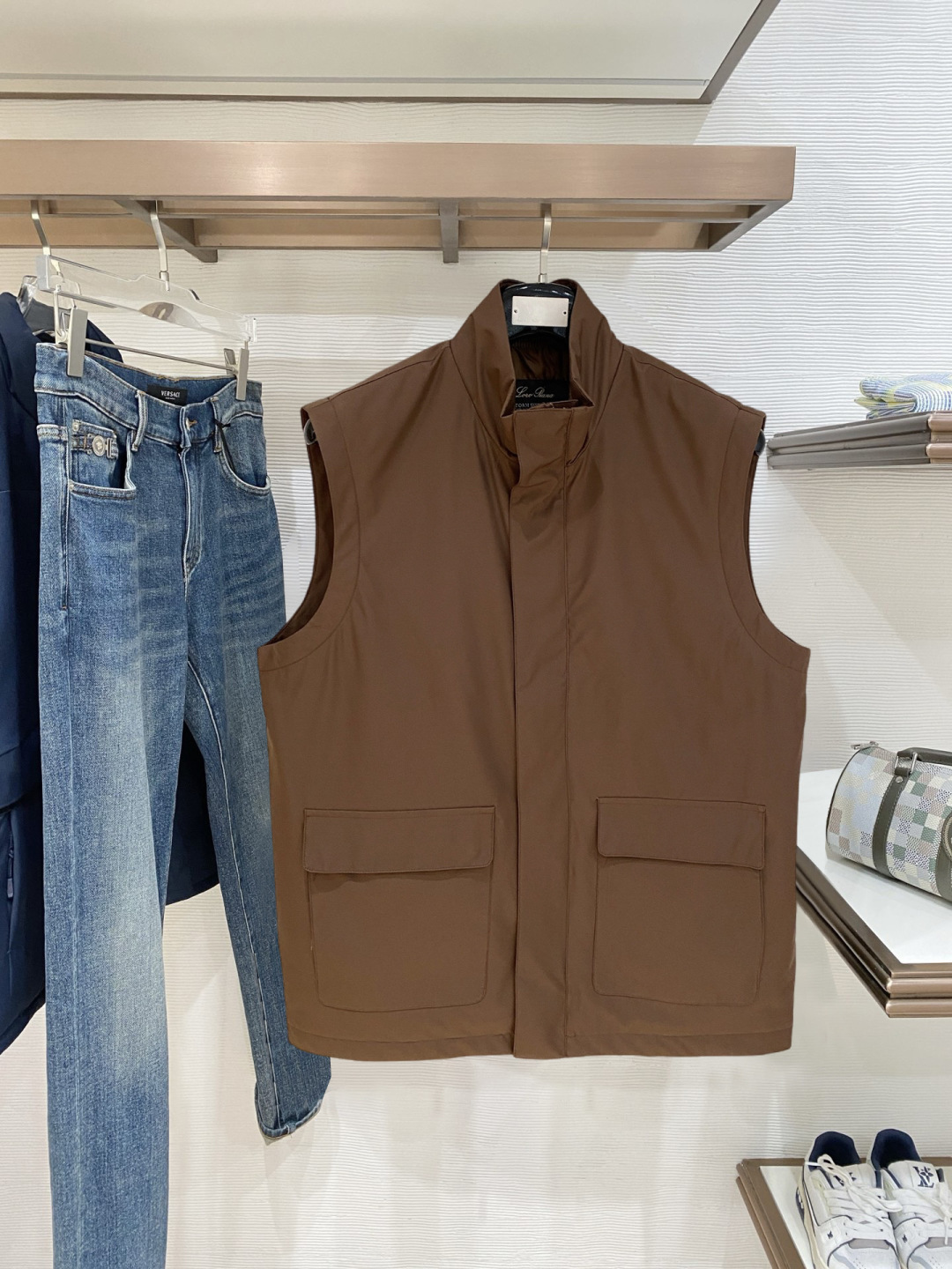 Loro Piana 马甲 2025FW秋冬新品 该款马甲外层超柔聚酯纤维防风防水，功能与时尚型兼具。1