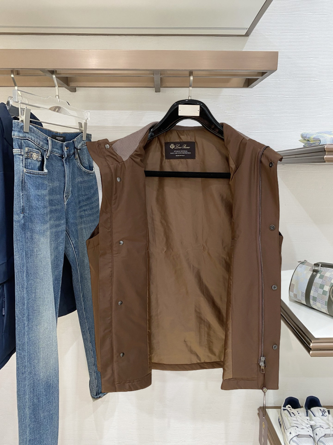 Loro Piana 马甲 2025FW秋冬新品 该款马甲外层超柔聚酯纤维防风防水，功能与时尚型兼具。1