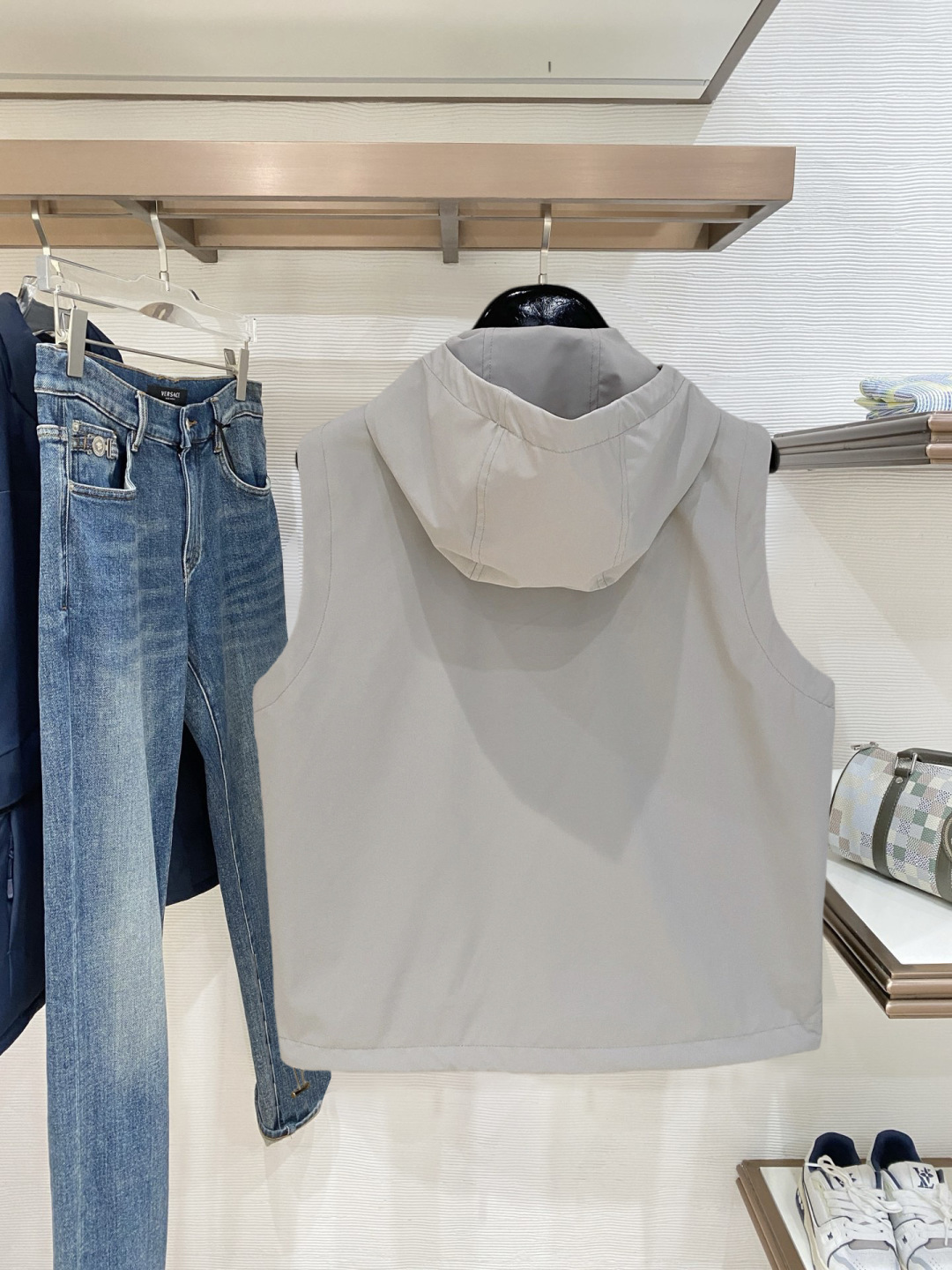 普拉达 马甲 2025FW秋冬新品 连帽夹克外套，该款夹克外层超柔聚酯纤维防风防水，功能与时尚型兼具。1