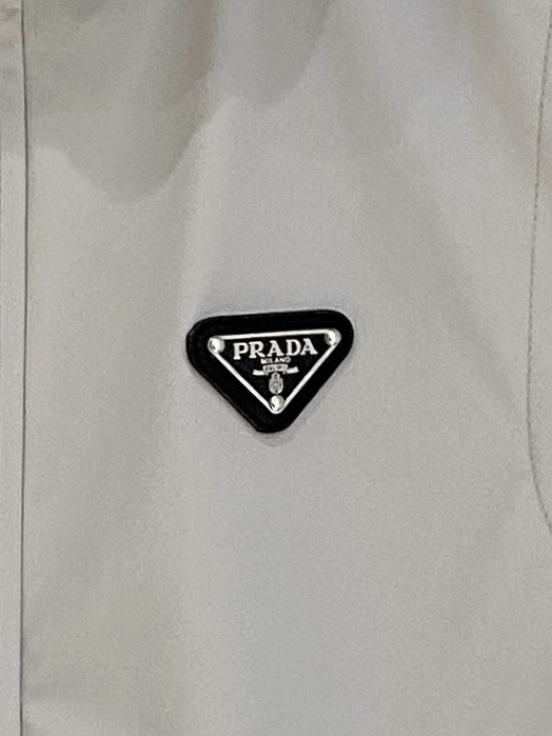 普拉达 马甲 2025FW秋冬新品 连帽夹克外套，该款夹克外层超柔聚酯纤维防风防水，功能与时尚型兼具。1