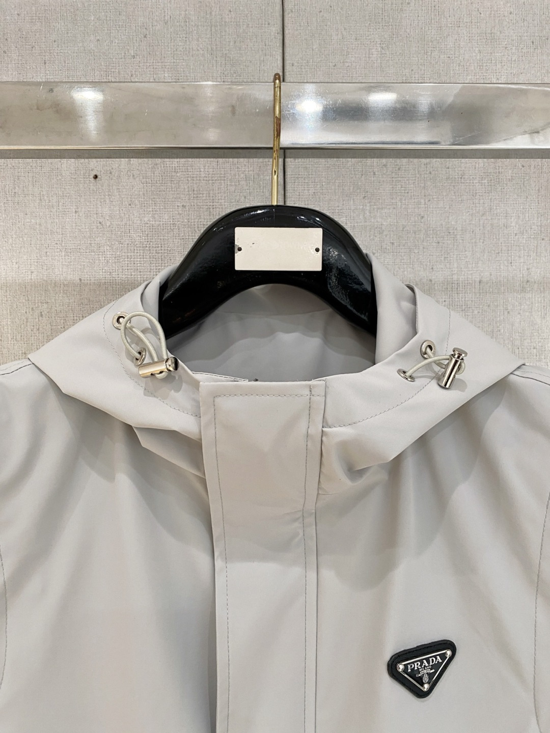 普拉达 马甲 2025FW秋冬新品 连帽夹克外套，该款夹克外层超柔聚酯纤维防风防水，功能与时尚型兼具。1