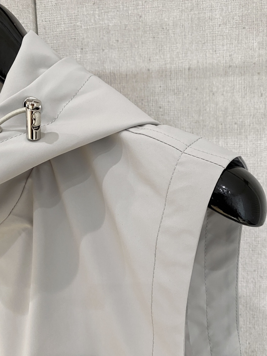 普拉达 马甲 2025FW秋冬新品 连帽夹克外套，该款夹克外层超柔聚酯纤维防风防水，功能与时尚型兼具。1