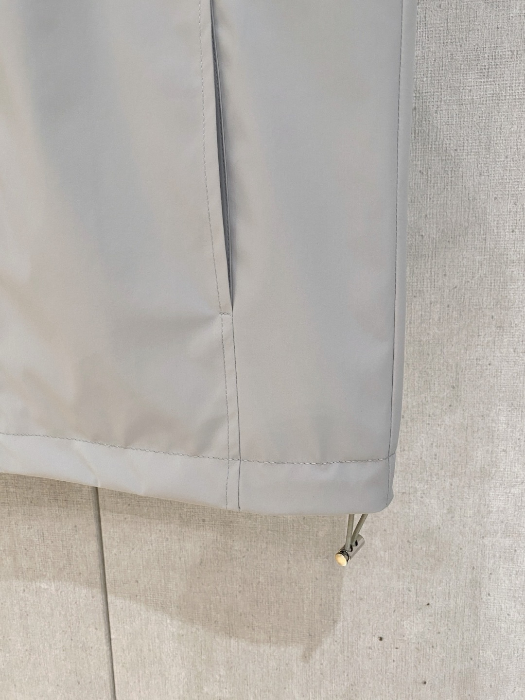 普拉达 马甲 2025FW秋冬新品 连帽夹克外套，该款夹克外层超柔聚酯纤维防风防水，功能与时尚型兼具。1