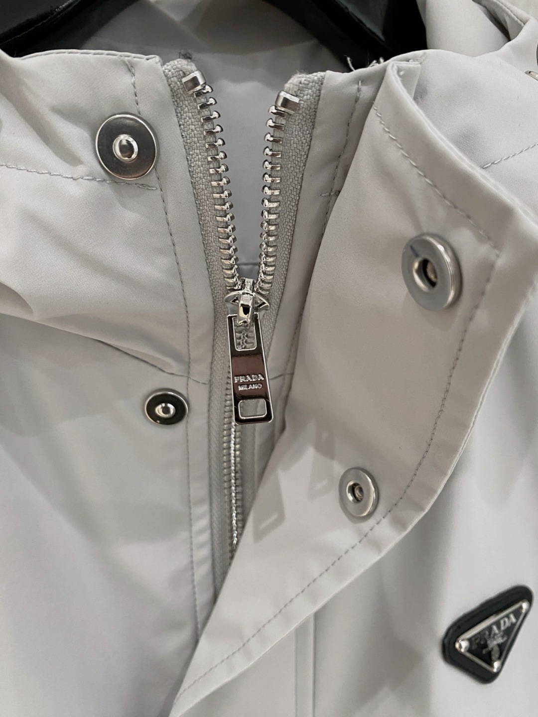 普拉达 马甲 2025FW秋冬新品 连帽夹克外套，该款夹克外层超柔聚酯纤维防风防水，功能与时尚型兼具。1