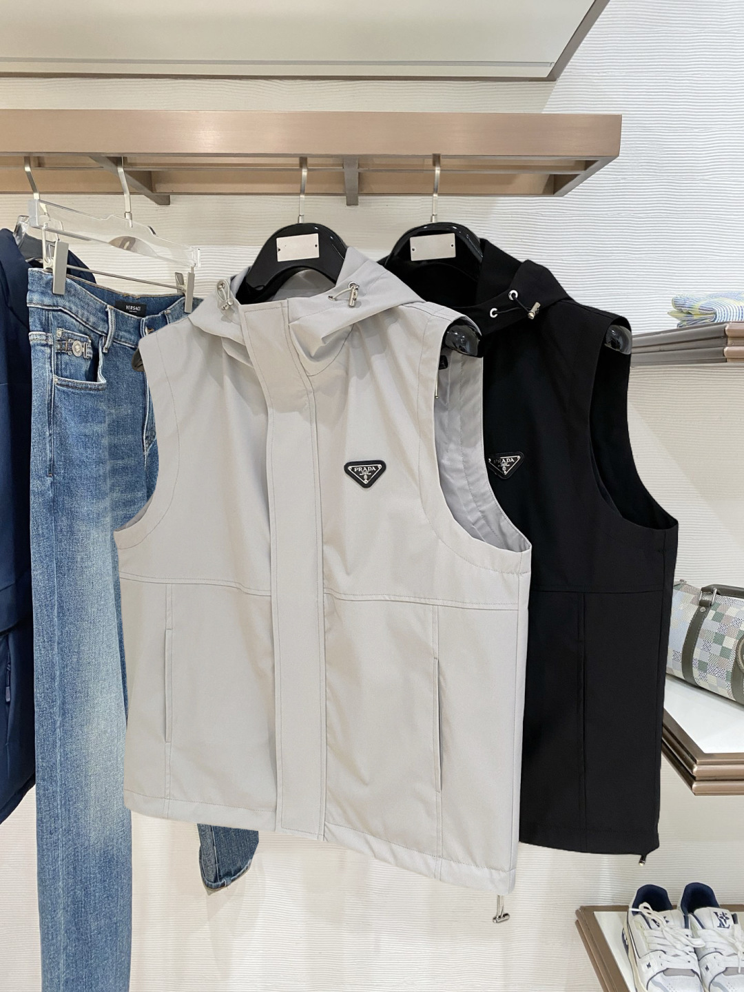 普拉达 马甲 2025FW秋冬新品 连帽夹克外套，该款夹克外层超柔聚酯纤维防风防水，功能与时尚型兼具。1