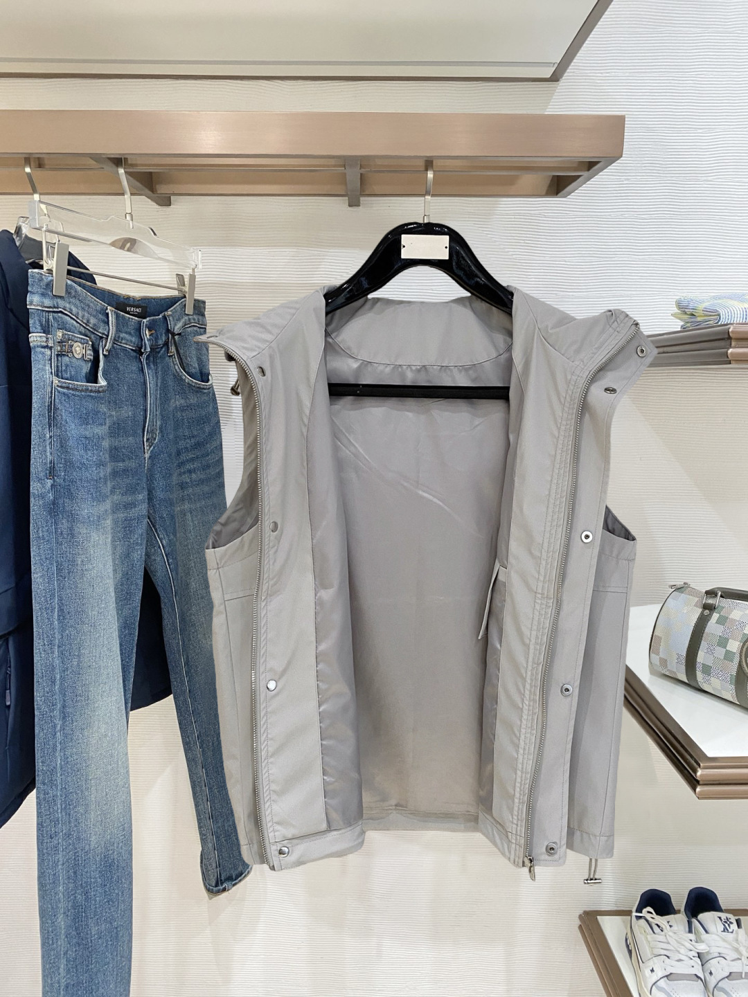 普拉达 马甲 2025FW秋冬新品 连帽夹克外套，该款夹克外层超柔聚酯纤维防风防水，功能与时尚型兼具。1