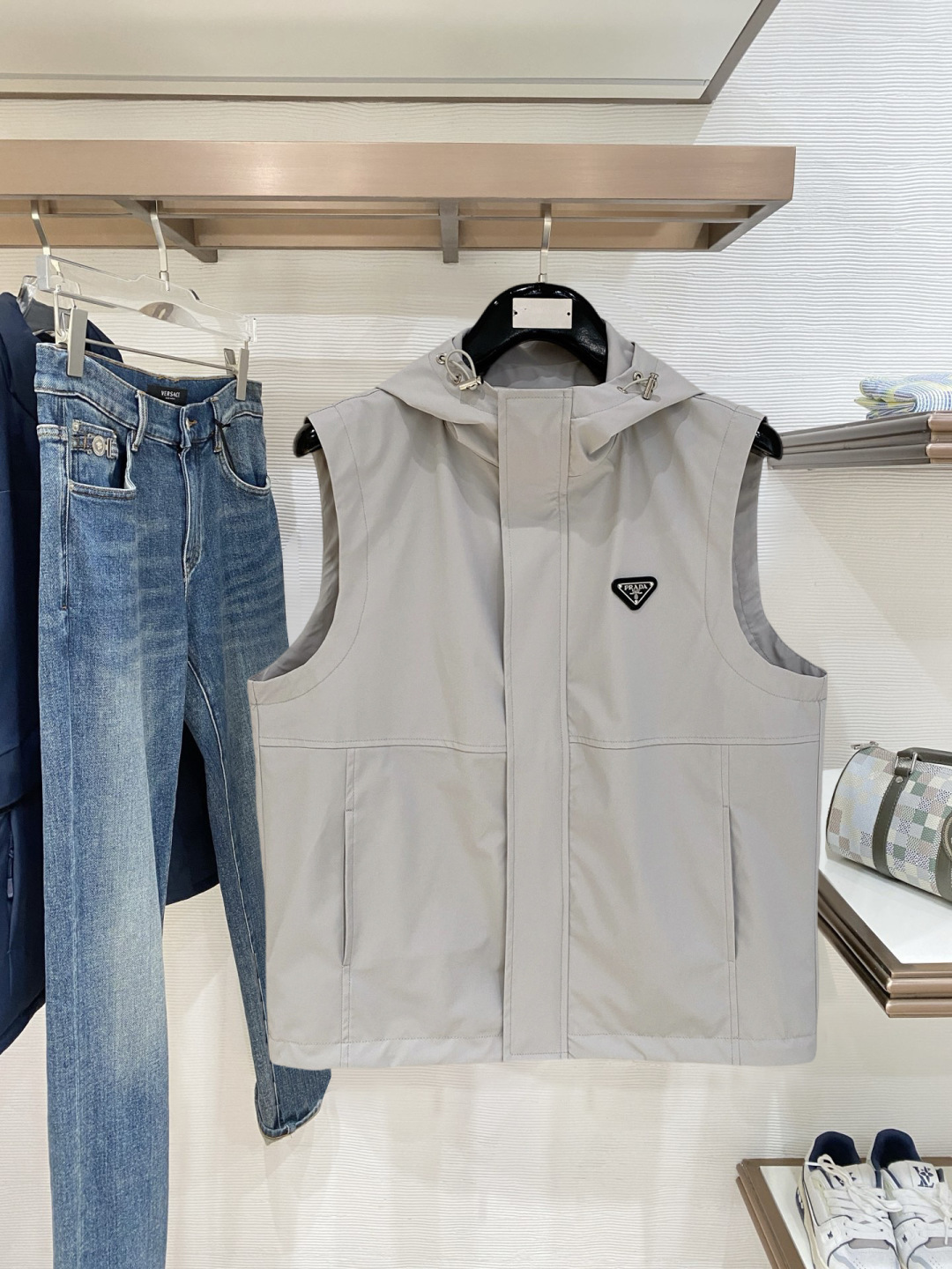 普拉达 马甲 2025FW秋冬新品 连帽夹克外套，该款夹克外层超柔聚酯纤维防风防水，功能与时尚型兼具。1