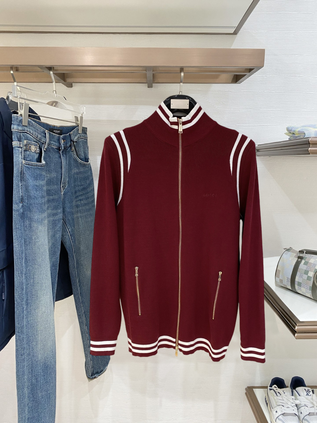 古驰 2025新品羊毛衣外套 具有手感细腻柔软，可直接与肌肤接触，让暖心的纱线变化出细腻的质感，顶级工艺