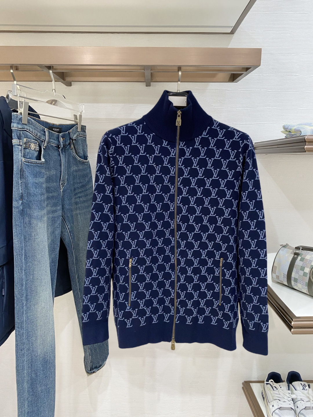 lv 2025新品羊毛衣外套 具有手感细腻柔软，可直接与肌肤接触，让暖心的纱线变化出细腻的质感，顶级工艺