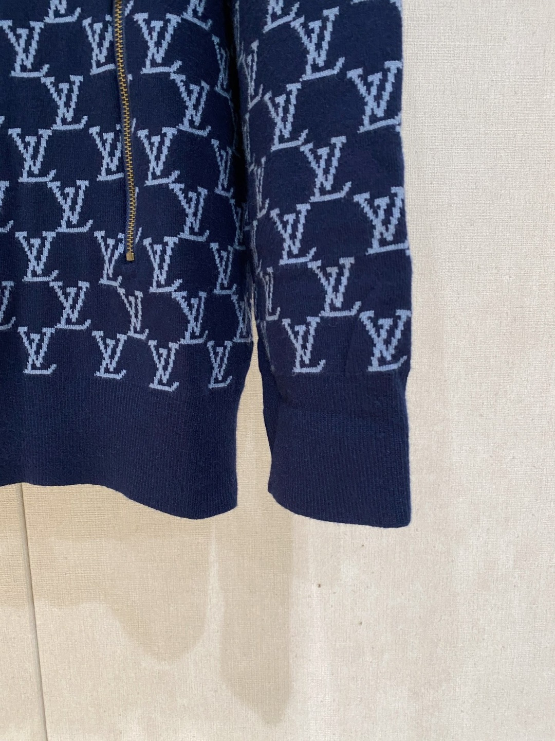 lv 2025新品羊毛衣外套 具有手感细腻柔软，可直接与肌肤接触，让暖心的纱线变化出细腻的质感，顶级工艺