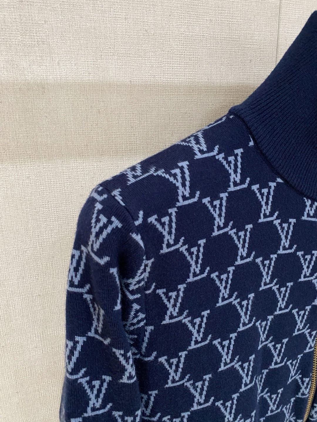 lv 2025新品羊毛衣外套 具有手感细腻柔软，可直接与肌肤接触，让暖心的纱线变化出细腻的质感，顶级工艺