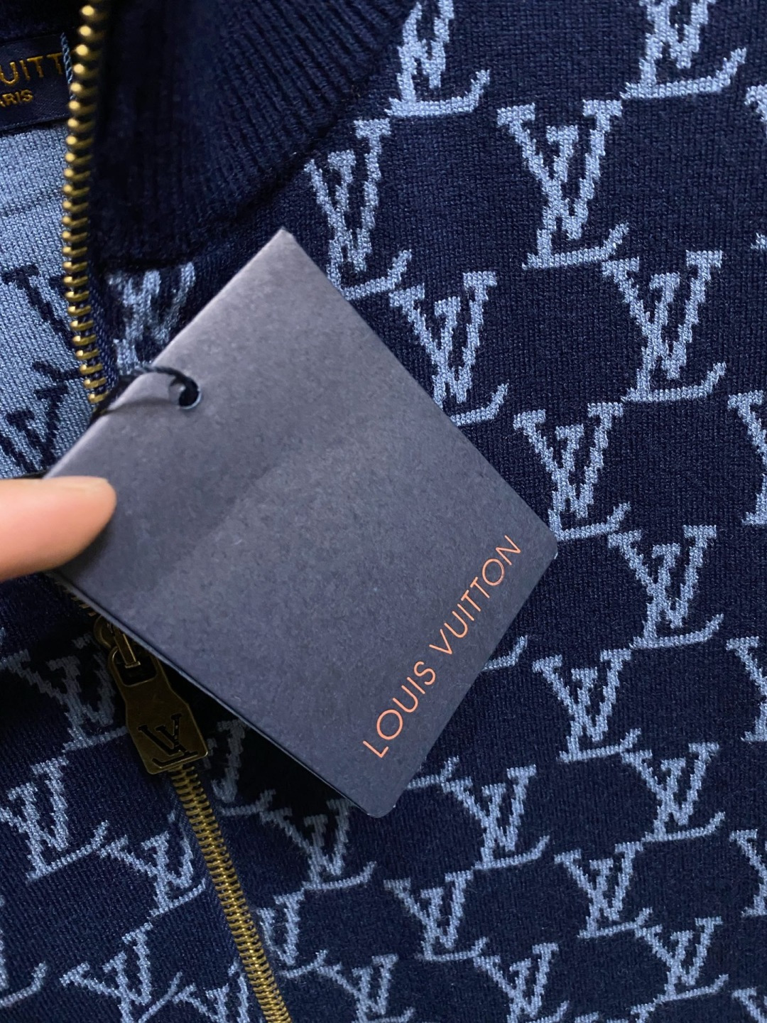 lv 2025新品羊毛衣外套 具有手感细腻柔软，可直接与肌肤接触，让暖心的纱线变化出细腻的质感，顶级工艺