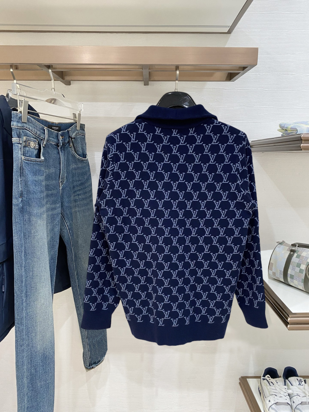 lv 2025新品羊毛衣外套 具有手感细腻柔软，可直接与肌肤接触，让暖心的纱线变化出细腻的质感，顶级工艺