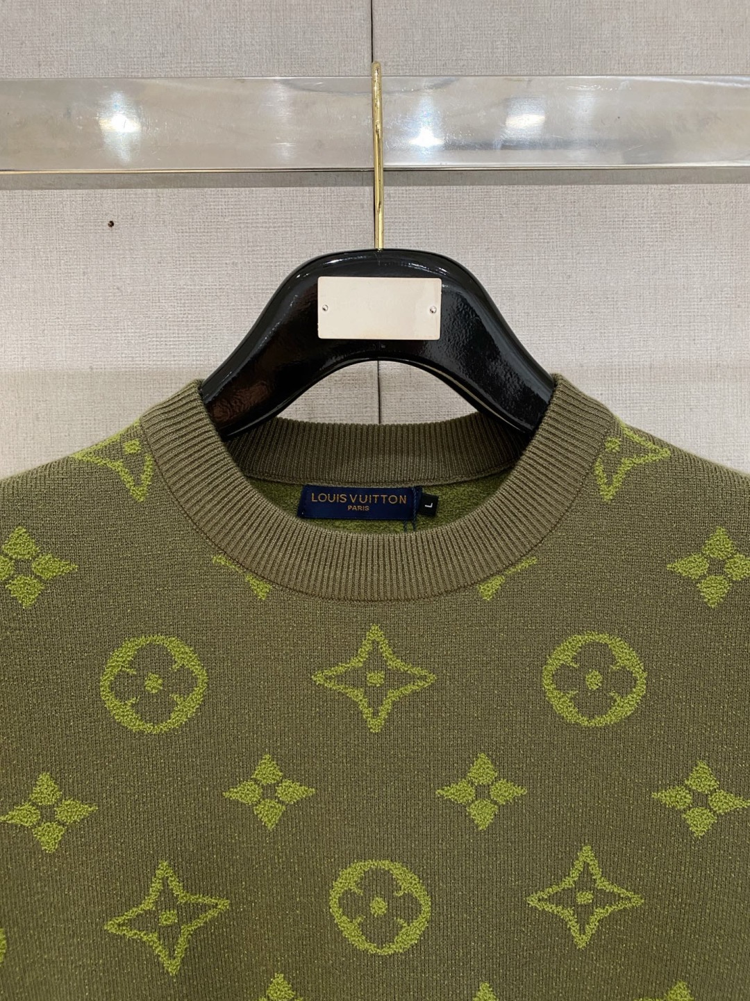 lv2025秋冬 羊毛混纺套头针织毛衣很有亮点细节上凸显质感 整体设计上身时尚而赋予现代气息感合体的剪裁