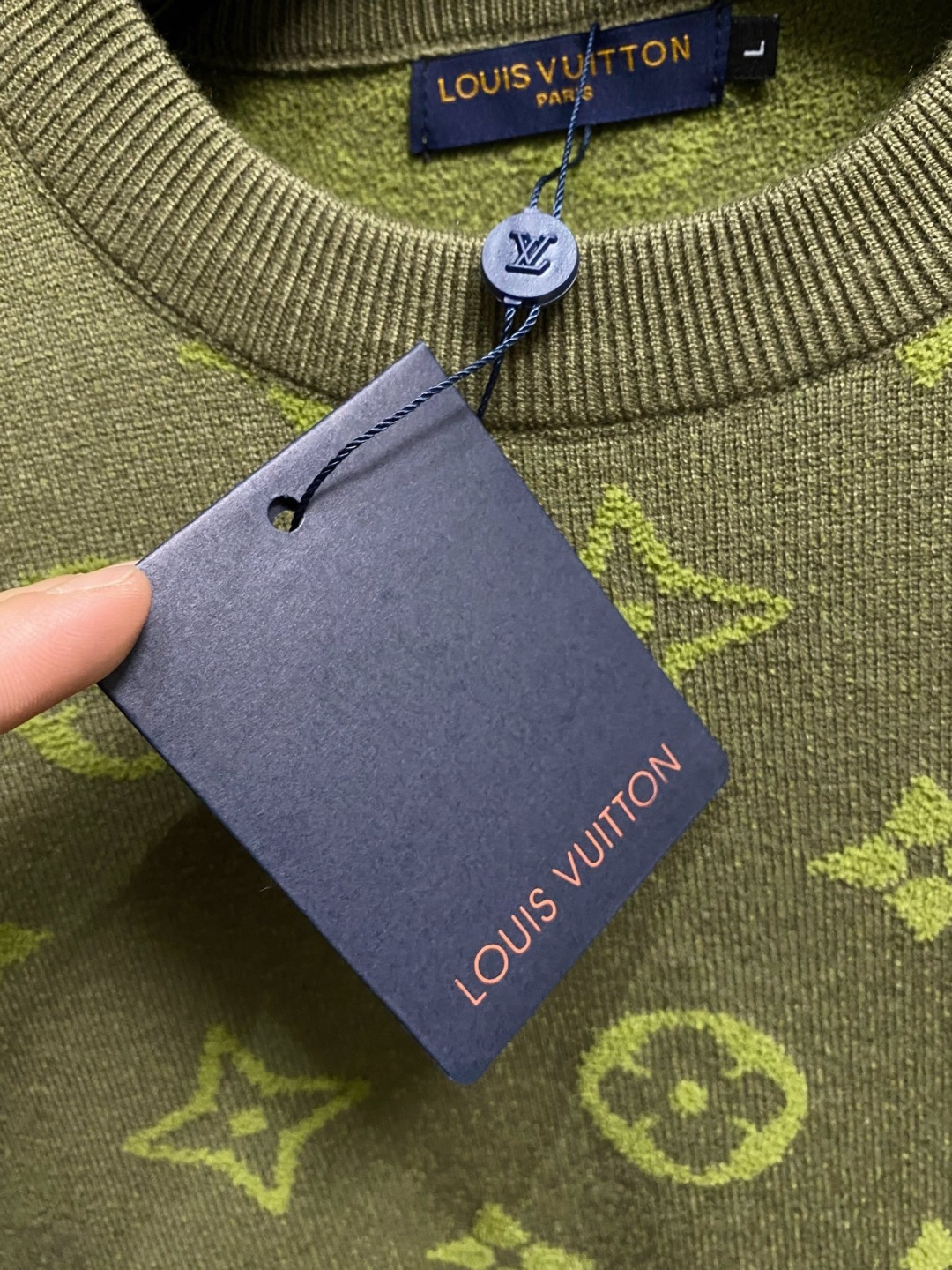 lv2025秋冬 羊毛混纺套头针织毛衣很有亮点细节上凸显质感 整体设计上身时尚而赋予现代气息感合体的剪裁