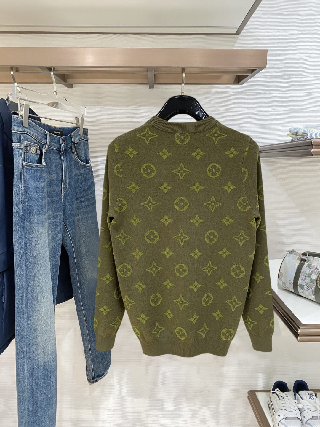 lv2025秋冬 羊毛混纺套头针织毛衣很有亮点细节上凸显质感 整体设计上身时尚而赋予现代气息感合体的剪裁