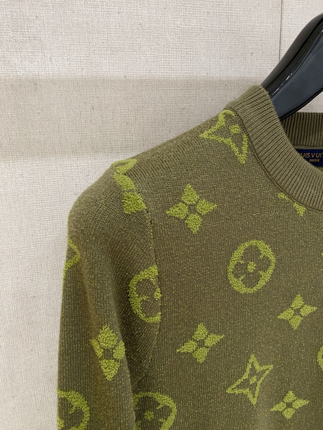 lv2025秋冬 羊毛混纺套头针织毛衣很有亮点细节上凸显质感 整体设计上身时尚而赋予现代气息感合体的剪裁