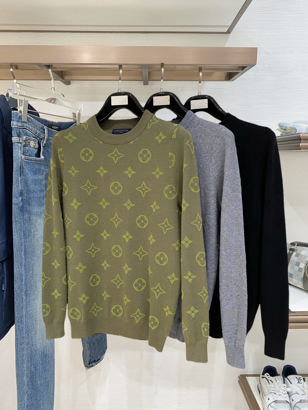 lv2025秋冬 羊毛混纺套头针织毛衣很有亮点细节上凸显质感 整体设计上身时尚而赋予现代气息感合体的剪裁