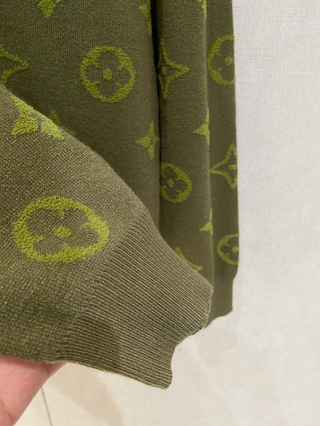 lv2025秋冬 羊毛混纺套头针织毛衣很有亮点细节上凸显质感 整体设计上身时尚而赋予现代气息感合体的剪裁