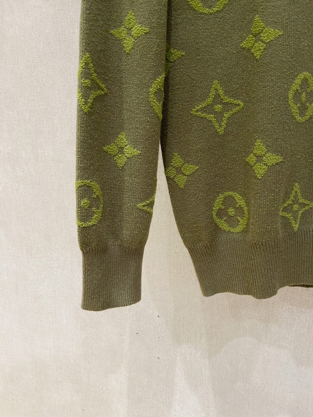 lv2025秋冬 羊毛混纺套头针织毛衣很有亮点细节上凸显质感 整体设计上身时尚而赋予现代气息感合体的剪裁