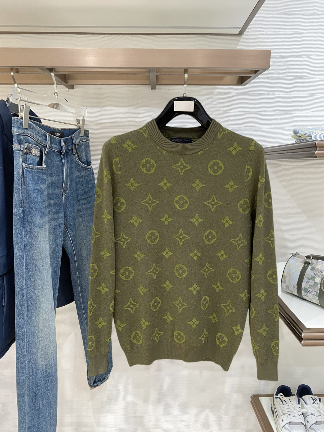 lv2025秋冬 羊毛混纺套头针织毛衣很有亮点细节上凸显质感 整体设计上身时尚而赋予现代气息感合体的剪裁