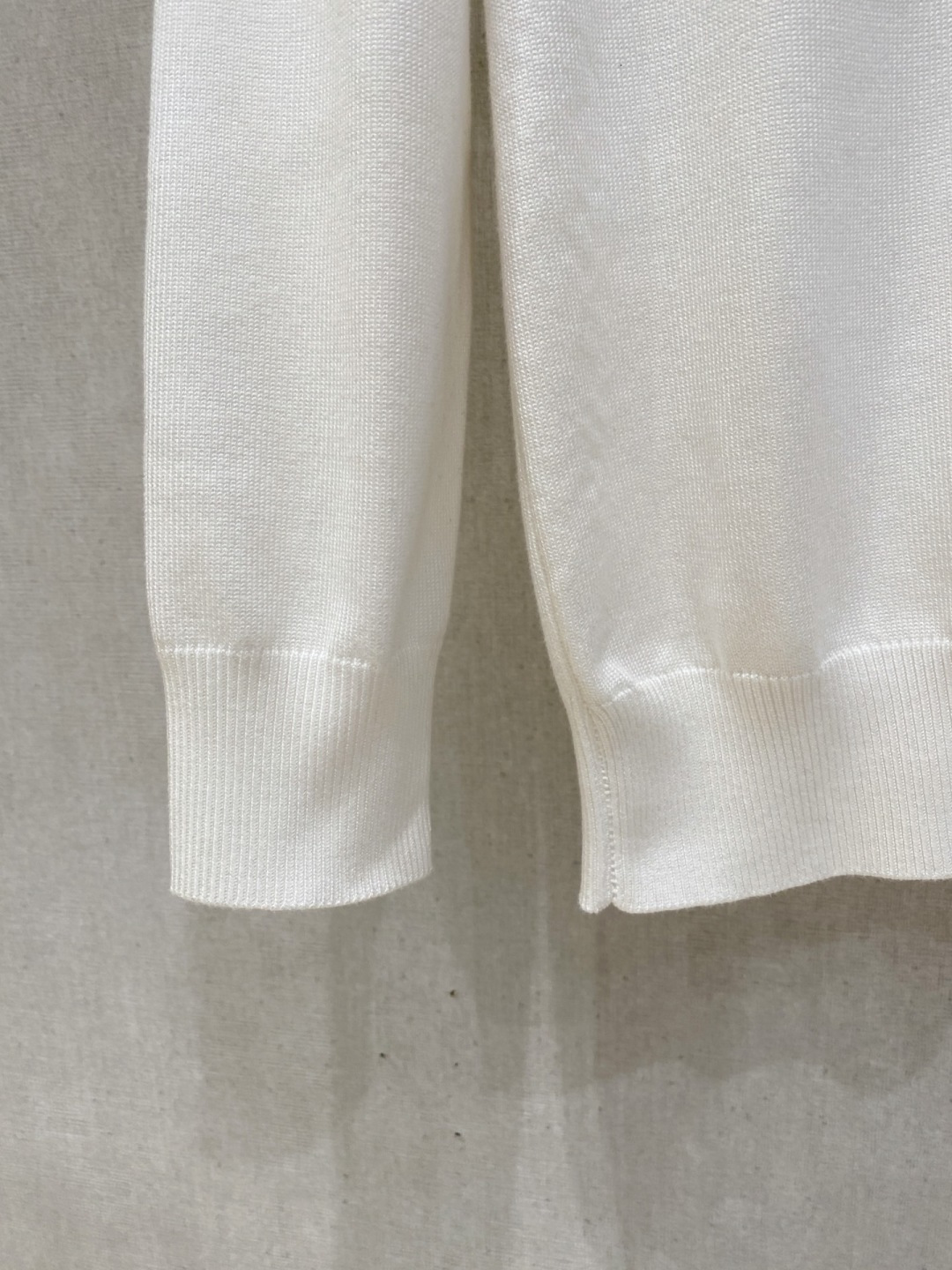 蒙口 2025秋冬 羊毛混纺套头针织毛衣很有亮点细节上凸显质感 整体设计上身时尚而赋予现代气息感合体的剪