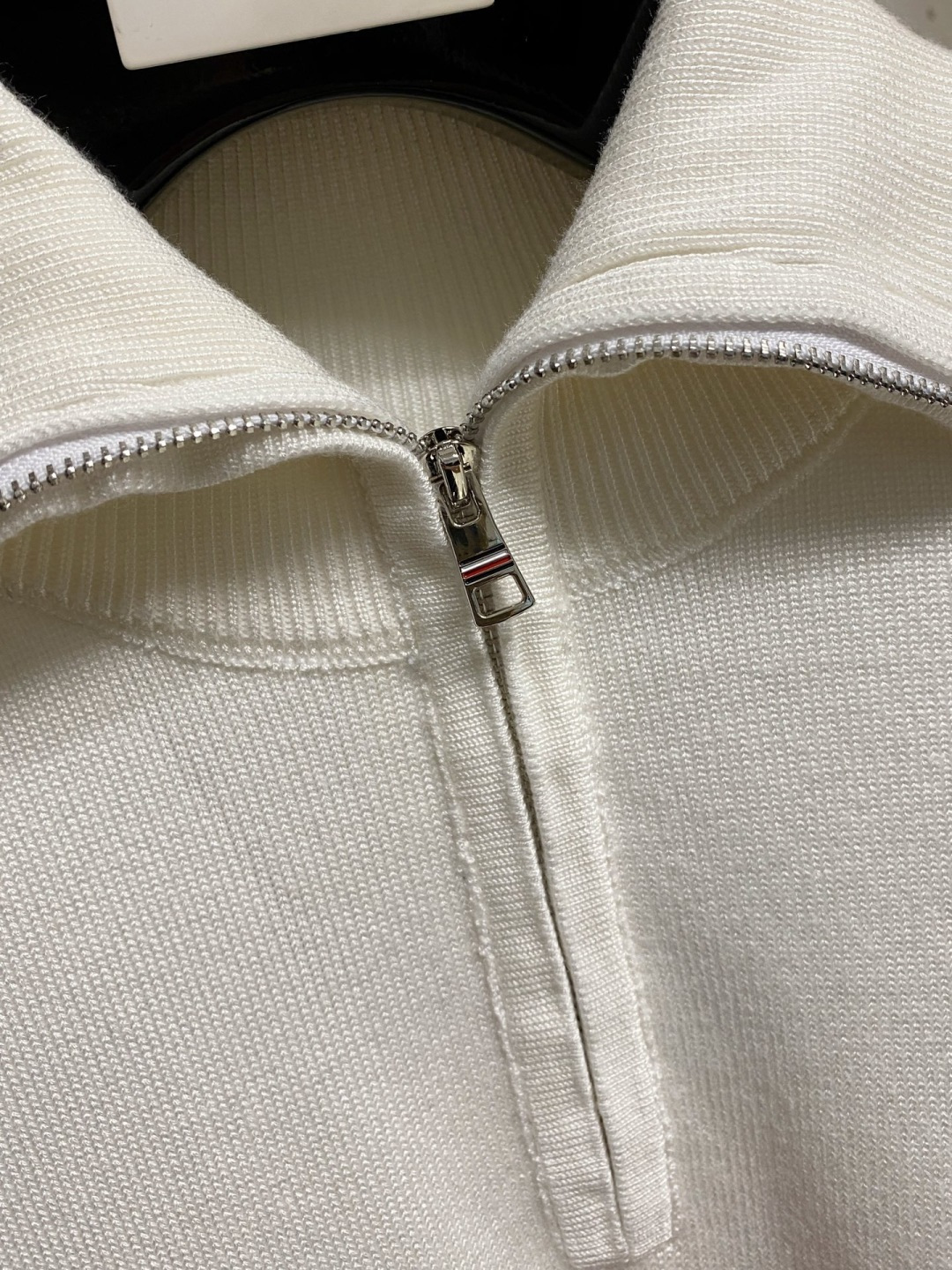 蒙口 2025秋冬 羊毛混纺套头针织毛衣很有亮点细节上凸显质感 整体设计上身时尚而赋予现代气息感合体的剪