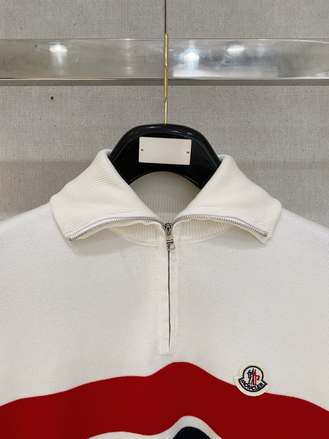 蒙口 2025秋冬 羊毛混纺套头针织毛衣很有亮点细节上凸显质感 整体设计上身时尚而赋予现代气息感合体的剪