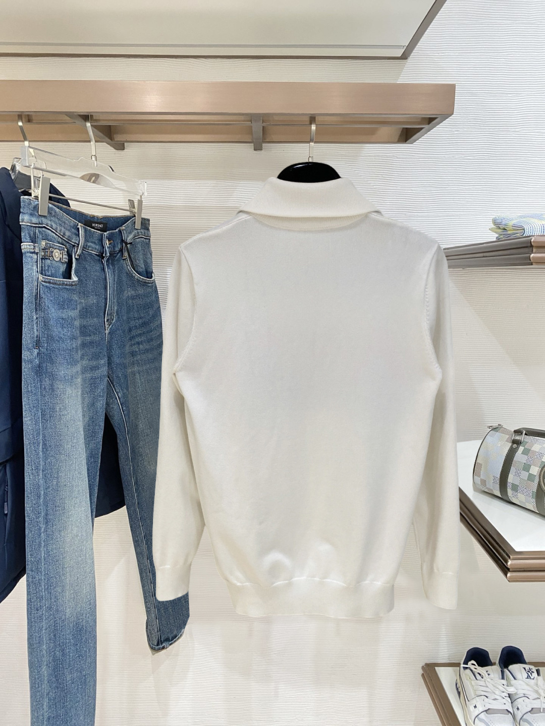 蒙口 2025秋冬 羊毛混纺套头针织毛衣很有亮点细节上凸显质感 整体设计上身时尚而赋予现代气息感合体的剪