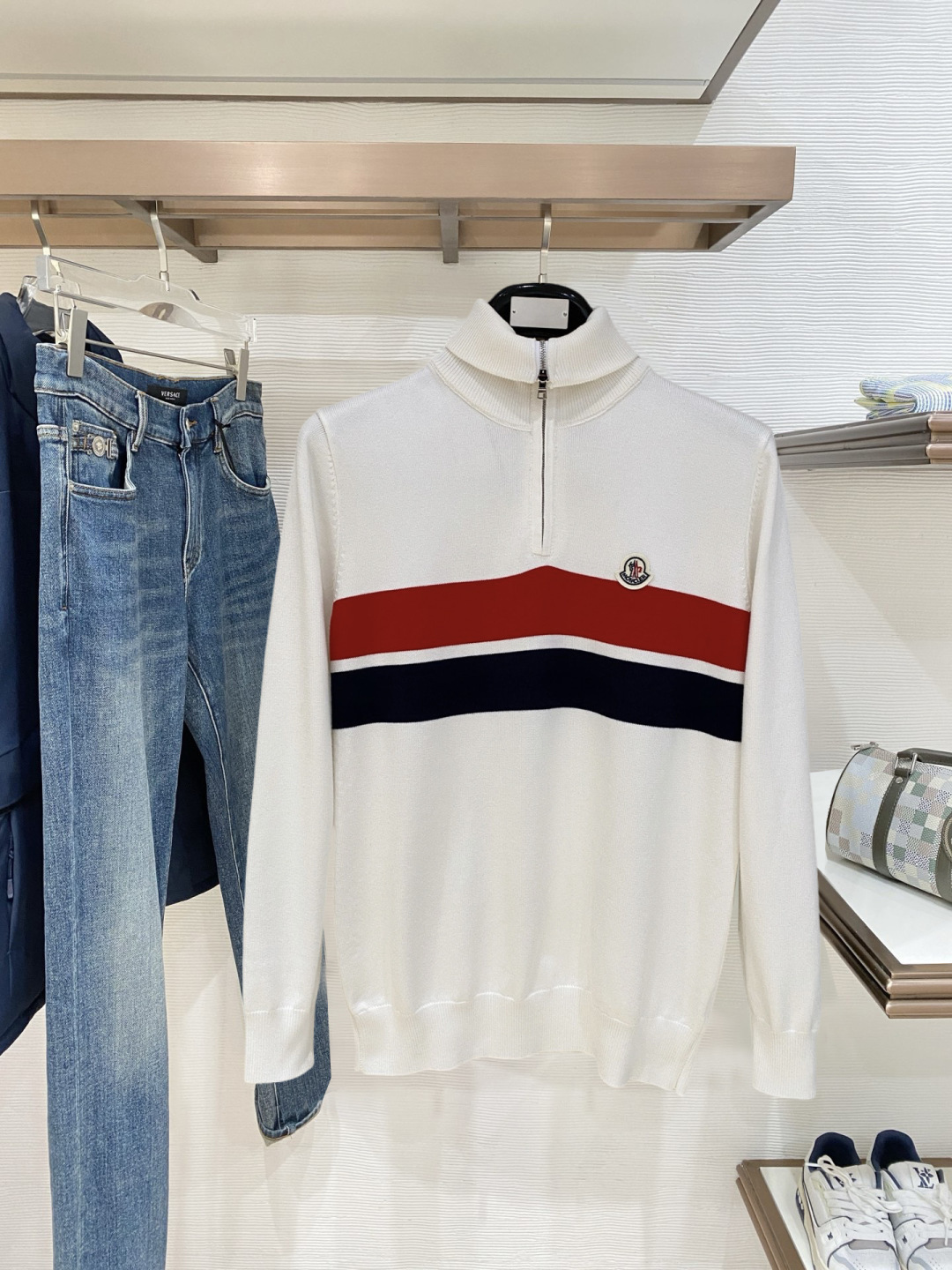 蒙口 2025秋冬 羊毛混纺套头针织毛衣很有亮点细节上凸显质感 整体设计上身时尚而赋予现代气息感合体的剪