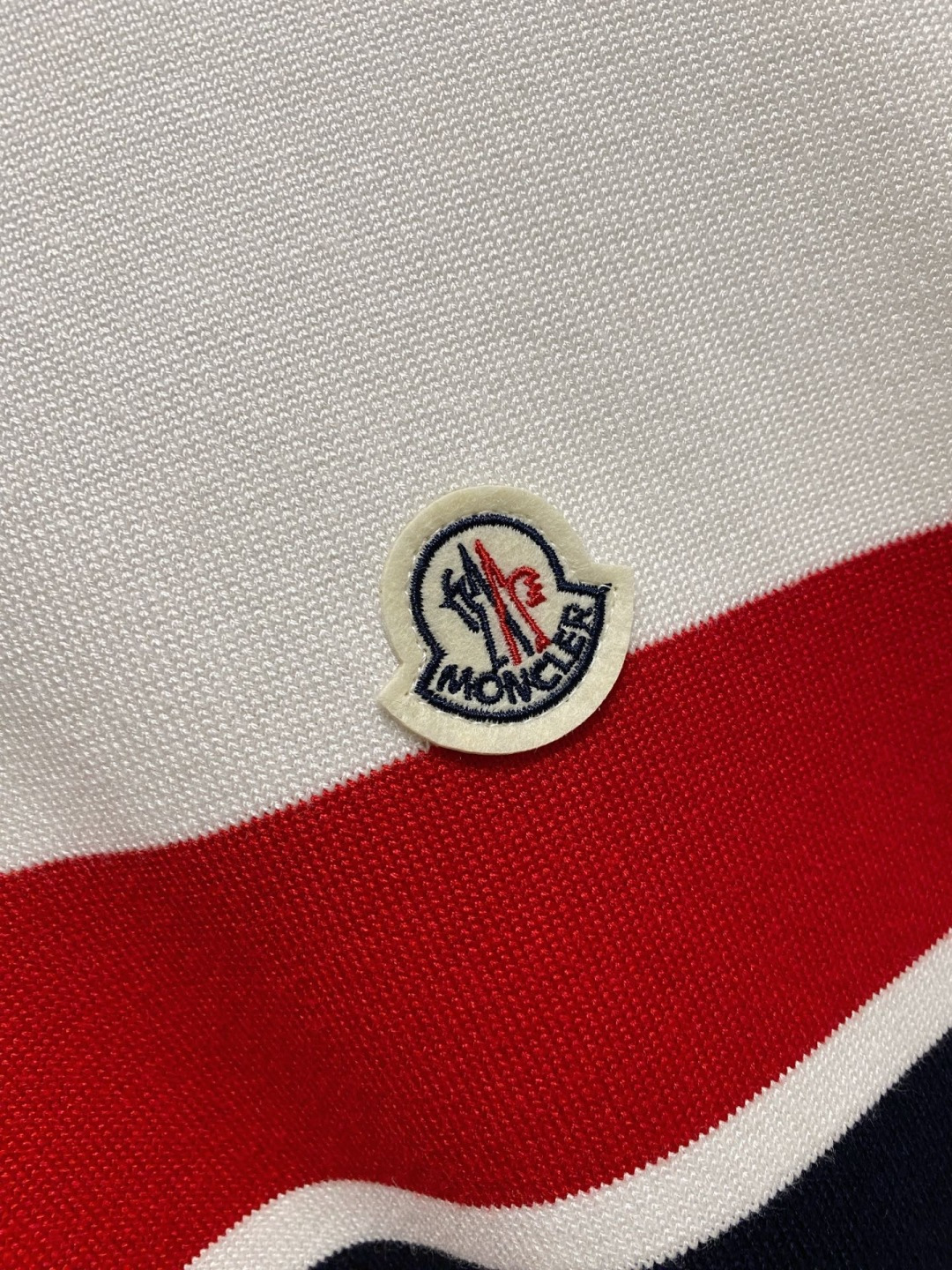 蒙口 2025秋冬 羊毛混纺套头针织毛衣很有亮点细节上凸显质感 整体设计上身时尚而赋予现代气息感合体的剪