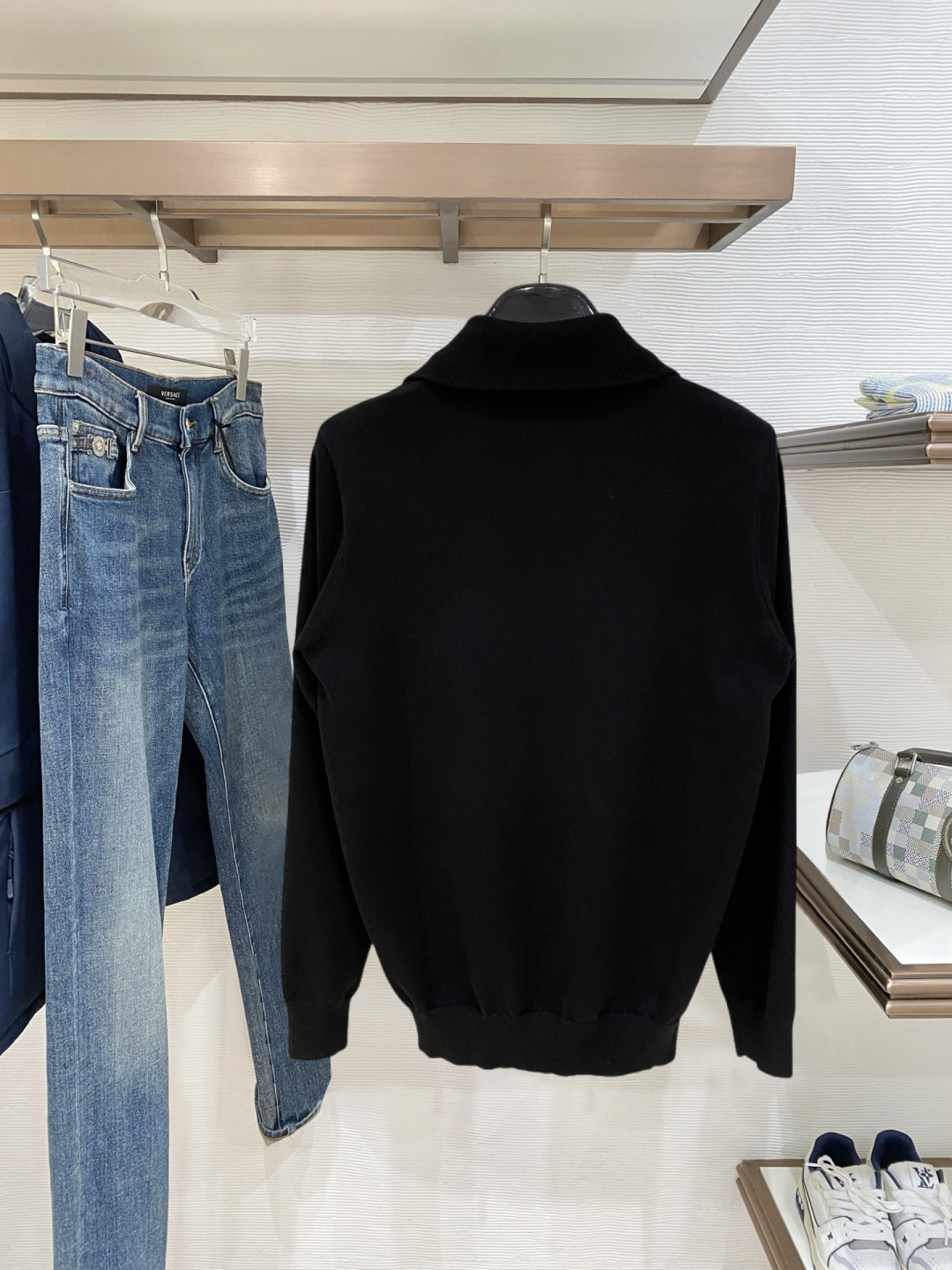 蒙口 2025秋冬 羊毛混纺套头针织毛衣很有亮点细节上凸显质感 整体设计上身时尚而赋予现代气息感合体的剪