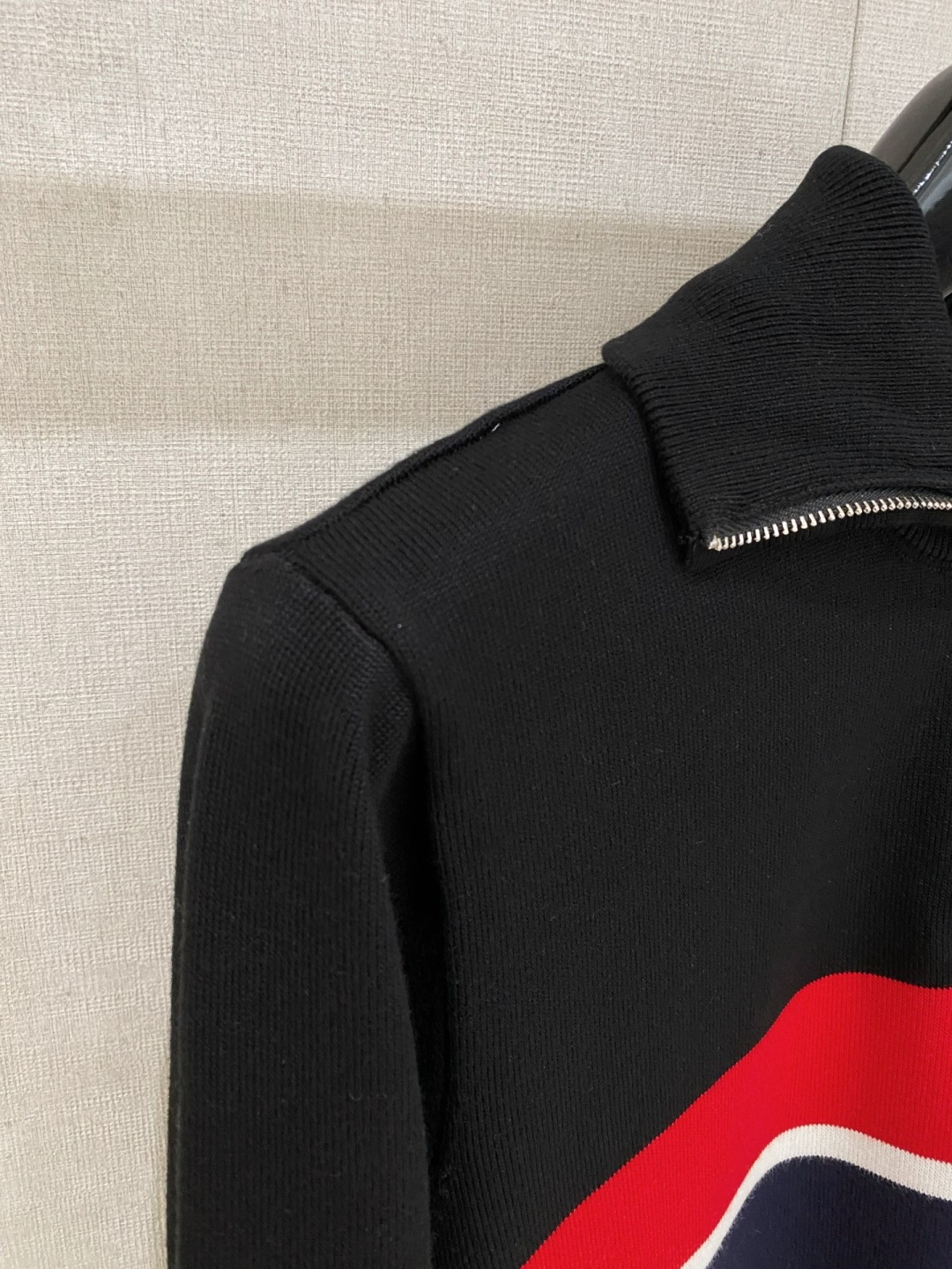 蒙口 2025秋冬 羊毛混纺套头针织毛衣很有亮点细节上凸显质感 整体设计上身时尚而赋予现代气息感合体的剪