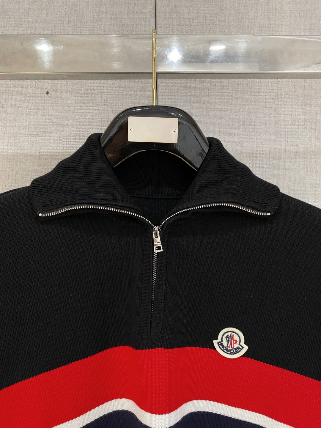 蒙口 2025秋冬 羊毛混纺套头针织毛衣很有亮点细节上凸显质感 整体设计上身时尚而赋予现代气息感合体的剪