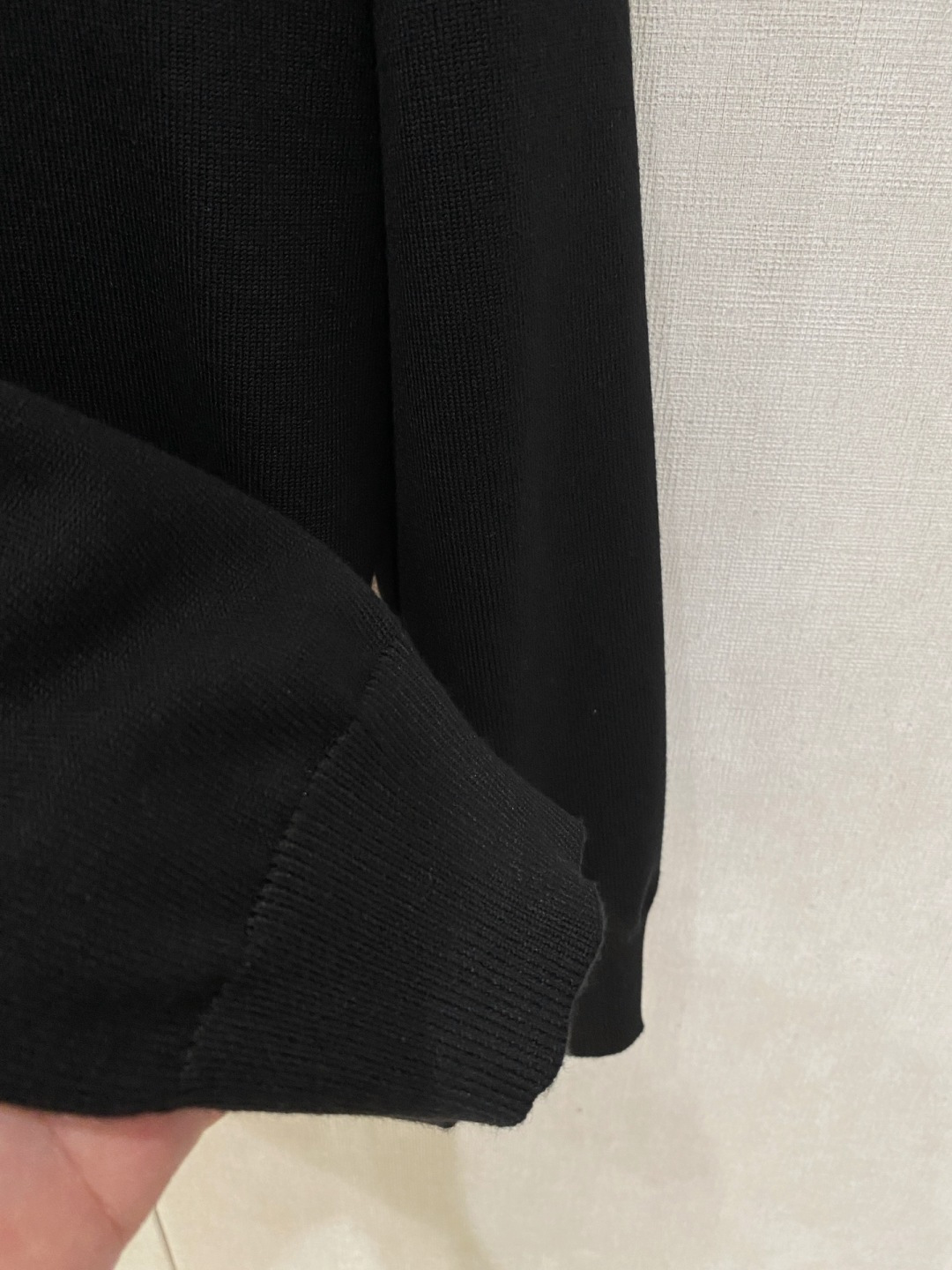 蒙口 2025秋冬 羊毛混纺套头针织毛衣很有亮点细节上凸显质感 整体设计上身时尚而赋予现代气息感合体的剪