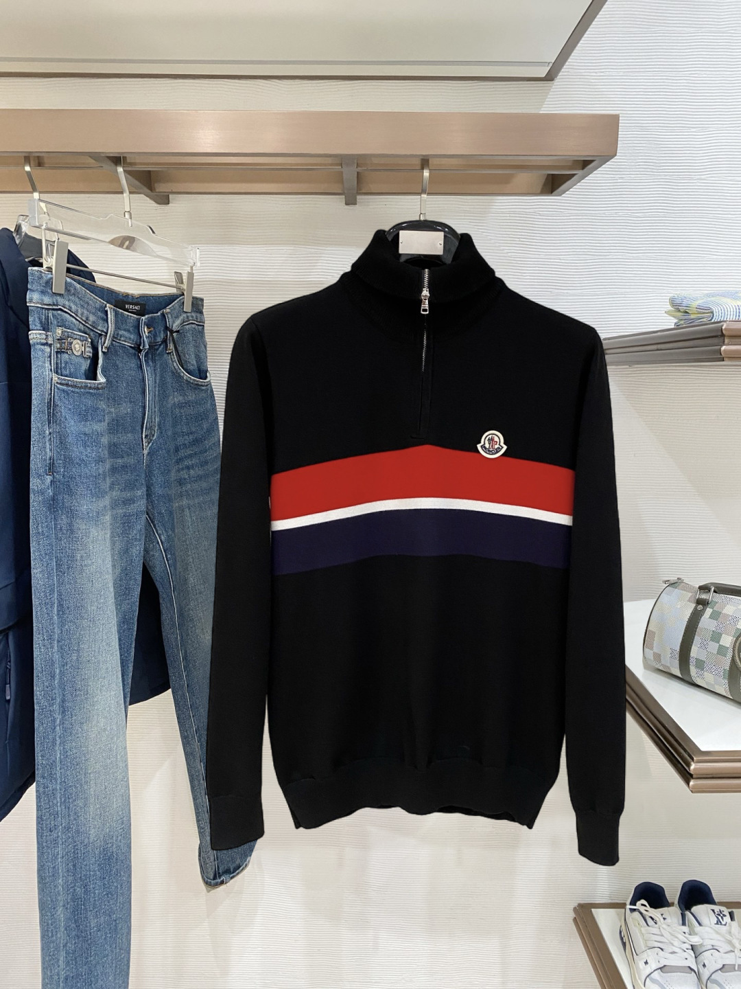 蒙口 2025秋冬 羊毛混纺套头针织毛衣很有亮点细节上凸显质感 整体设计上身时尚而赋予现代气息感合体的剪