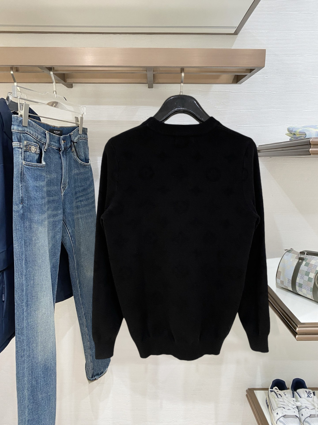 lv2025秋冬 羊毛混纺套头针织毛衣很有亮点细节上凸显质感 整体设计上身时尚而赋予现代气息感合体的剪裁