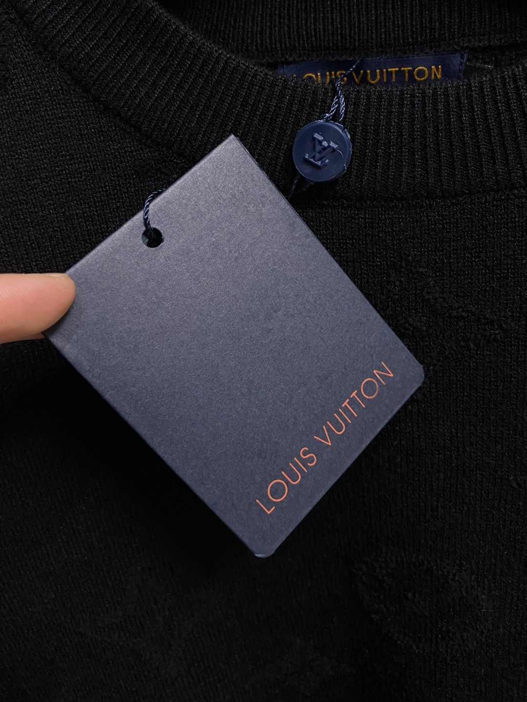 lv2025秋冬 羊毛混纺套头针织毛衣很有亮点细节上凸显质感 整体设计上身时尚而赋予现代气息感合体的剪裁