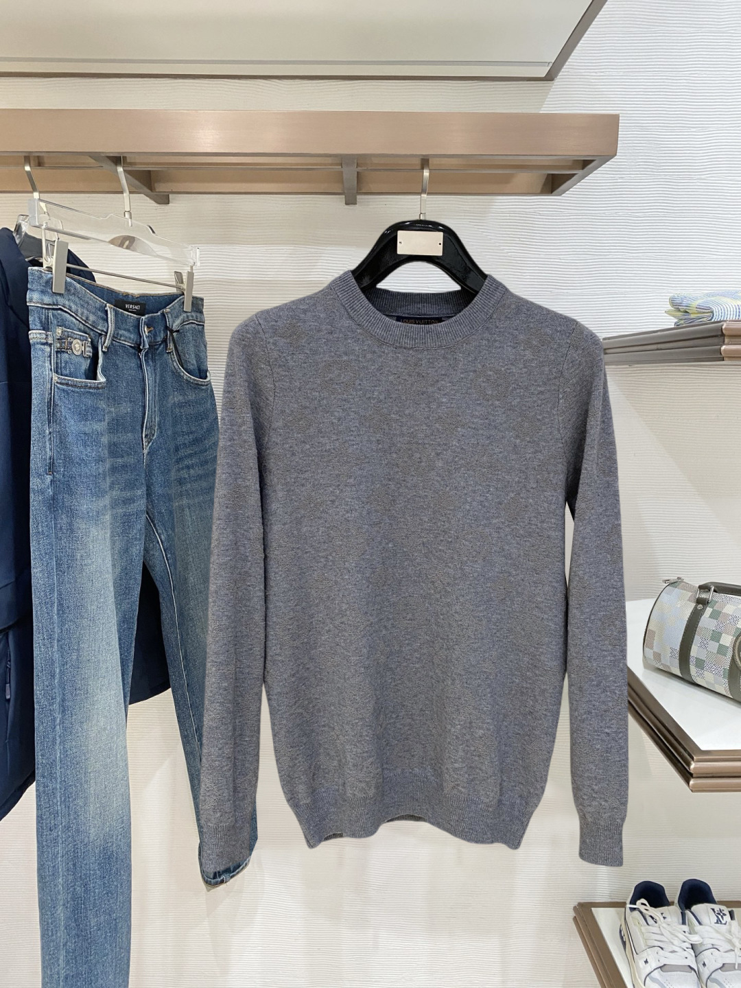 lv2025秋冬 羊毛混纺套头针织毛衣很有亮点细节上凸显质感 整体设计上身时尚而赋予现代气息感合体的剪裁